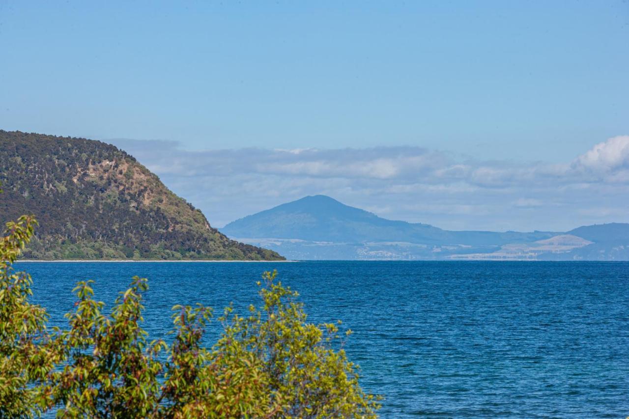 Lakefront Villa - Waitahanui Holiday Home 외부 사진