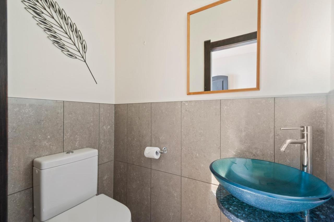 Lakefront Villa - Waitahanui Holiday Home 외부 사진