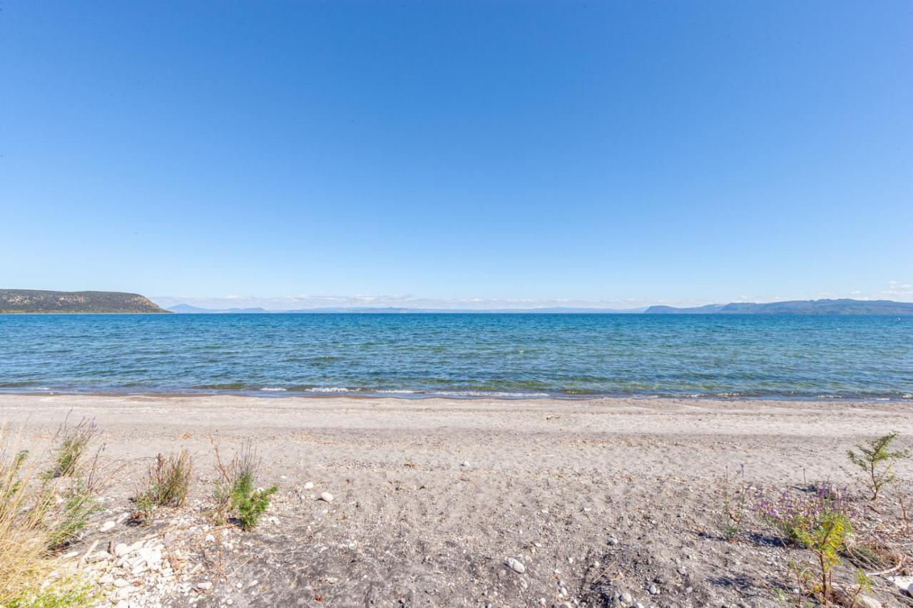 Lakefront Villa - Waitahanui Holiday Home 외부 사진
