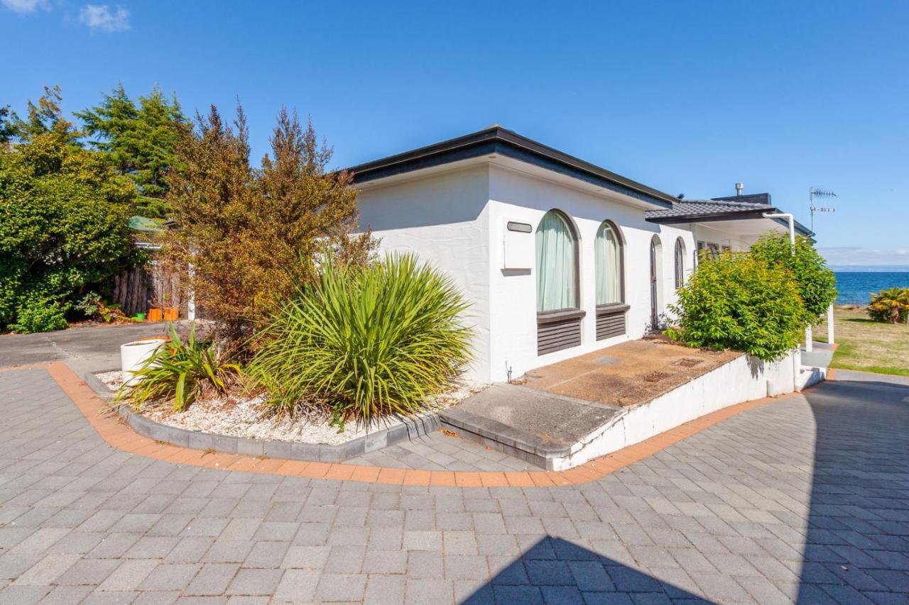 Lakefront Villa - Waitahanui Holiday Home 외부 사진