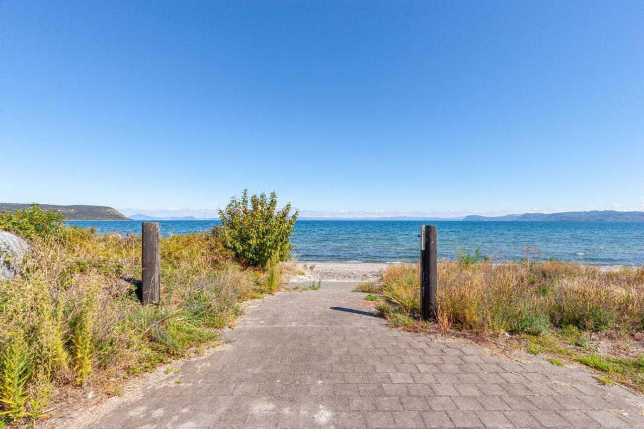 Lakefront Villa - Waitahanui Holiday Home 외부 사진