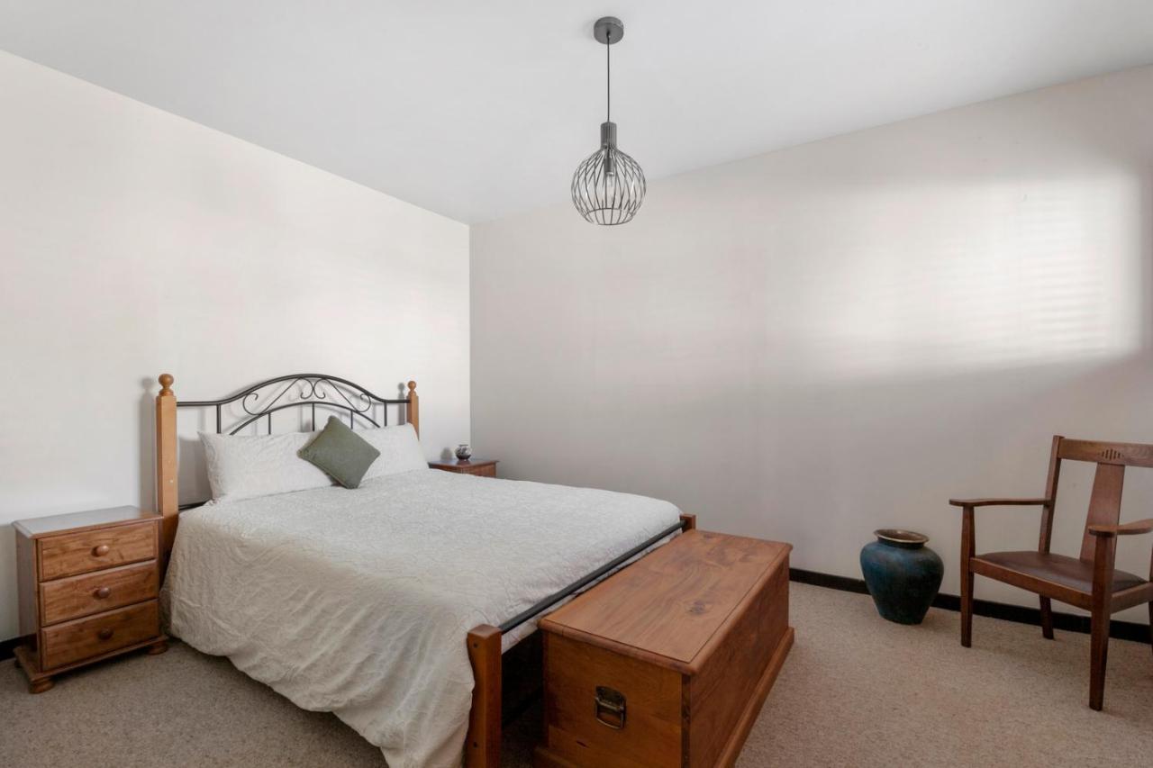 Lakefront Villa - Waitahanui Holiday Home 외부 사진