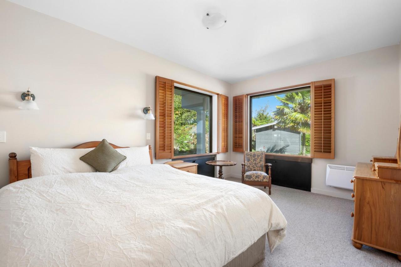 Lakefront Villa - Waitahanui Holiday Home 외부 사진